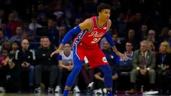 开云官方网站-76人防守大闸缺席明日比赛 猛龙拥有隐形主场优势